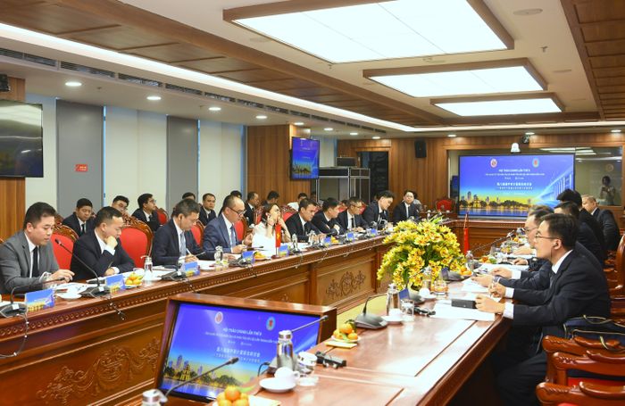 Các đại biểu trao đổi về việc sử dụng AI để phân tích dữ liệu tài chính, thông tin ngân hàng, tài khoản và giao dịch của doanh nghiệp. Ảnh: Như Ý