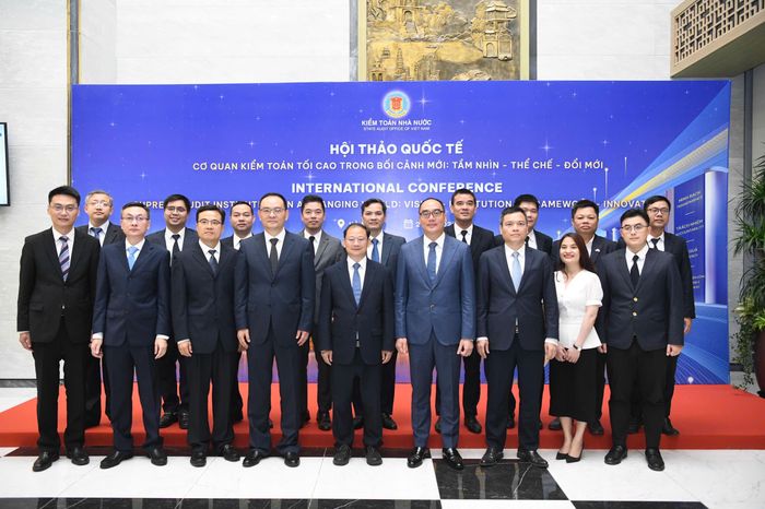 Các đại biểu tham dự Hội thảo chụp ảnh lưu niệm. Ảnh: Như Ý