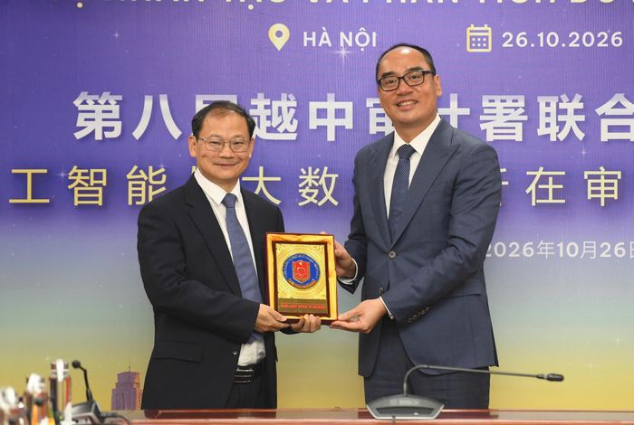Phó Tổng Kiểm toán nhà nước Bùi Quốc Dũng tặng quà lưu niện cho Phó Tổng Kiểm toán Trung Quốc Guo Xi. Ảnh: Như Ý