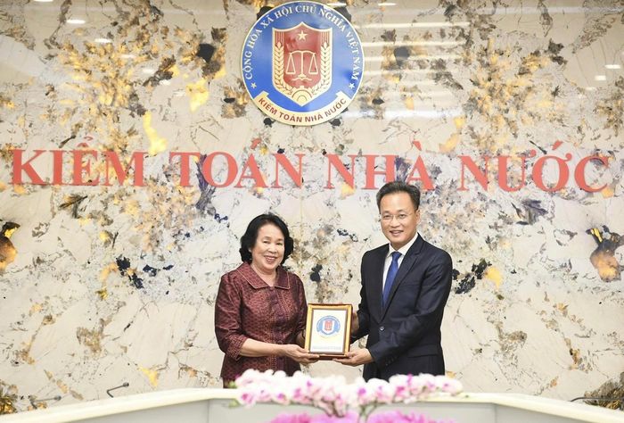 Hai bên trao tặng quà lưu niệm. Ảnh: NHƯ Ý