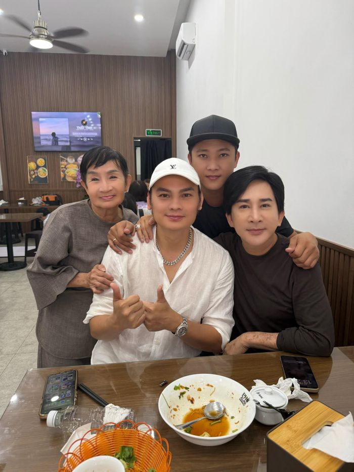 Bạn bè đến ủng hộ nhà hàng của Kim Tử Long. Ảnh: FBNV