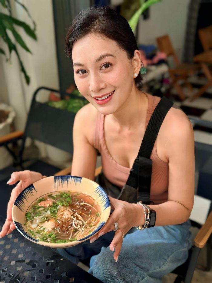 Phi Ngọc Ánh mở quán bún bò, kiếm tiền nuôi con và trang trải cuộc sống sau loạt biến cố.↵