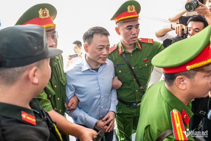 Ông Nguyễn Hòa Bình (tức Shark Bình) xuất hiện tại phiên tòa.