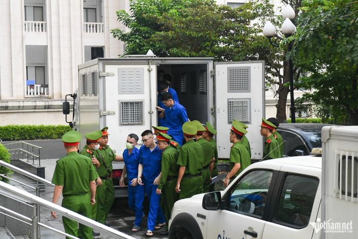 Hình ảnh các bị cáo liên quan đến vụ án xuất hiện tại phiên tòa trong sáng nay.