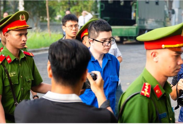 7h40, Phó Đức Nam (tức Mr Pips) xuất hiện tại phiên tòa.