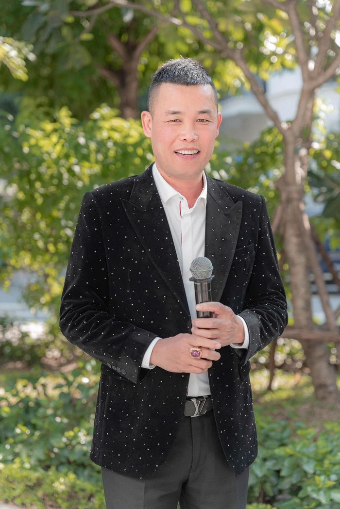 Hiện tại, nam nghệ sĩ độc thân và dành thời gian bên con trai. Ảnh: FBNV