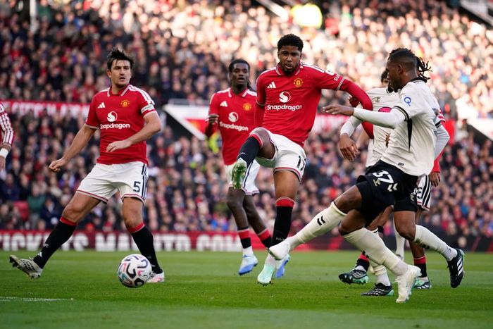 Người hâm mộ MU vẫn dành trọn sự yêu mến cho Carrick sau trận thua trước Bournemouth.