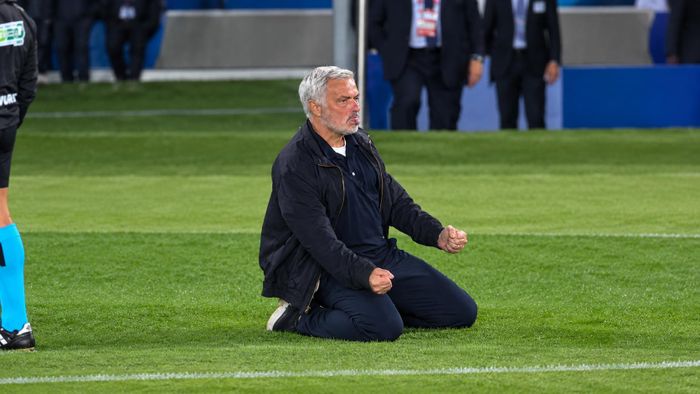 José Mourinho và màn ăn mừng ngạo nghễ trên sân Camp Nou