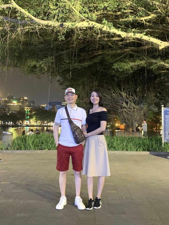 Tùng Dương kết hôn lần thứ tư với Mai Huế, người vợ kém anh 12 tuổi. Ảnh: FBNV