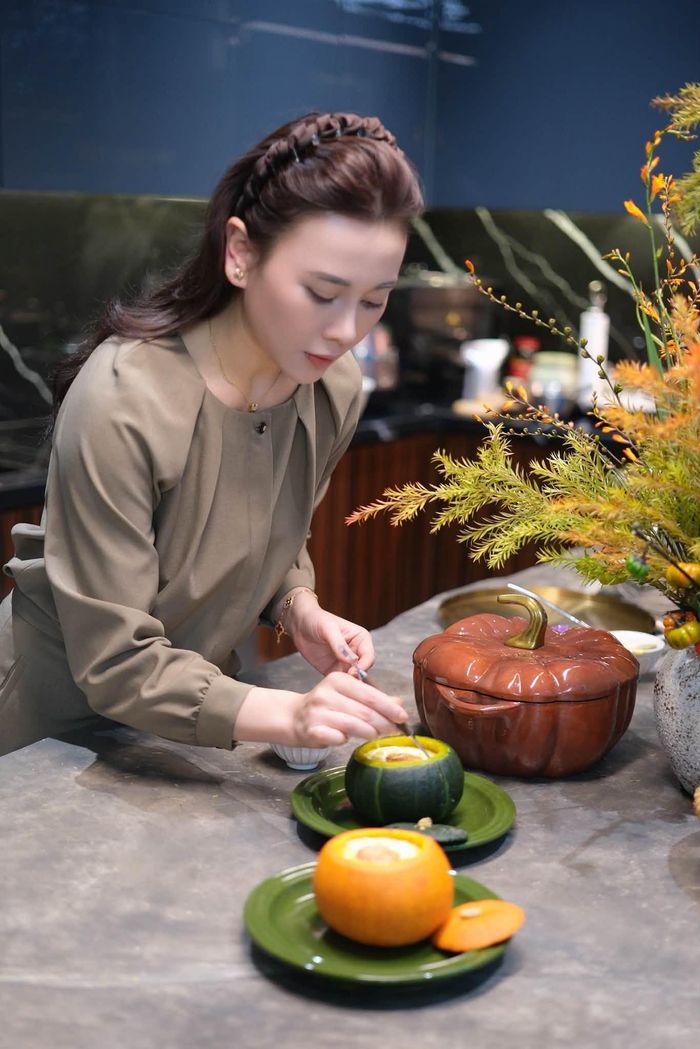 Phương Oanh trong căn bếp Nàng Ỉn - Ảnh: FBNV