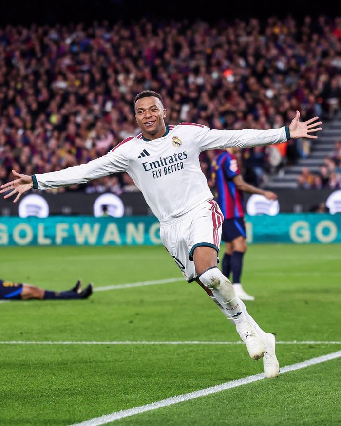 Kylian Mbappé ăn mừng sau khi ghi bàn cho Real Madrid tại El Clásico