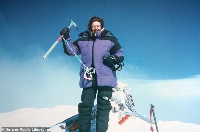 Francys Arsentiev được chụp lại trên đỉnh Everest chỉ vài giờ trước khi tử nạn.