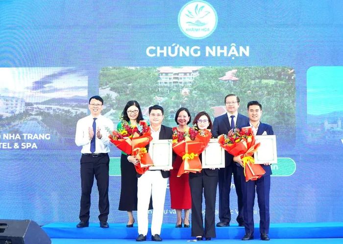 Lãnh đạo tỉnh Khánh Hòa trao chứng nhận Nhãn Du lịch xanh cho các doanh nghiệp.