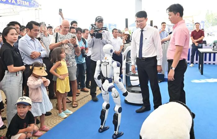 Lãnh đạo tỉnh và du khách tham quan tham quan mô hình robot tại các gian hàng