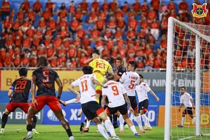 Thủ môn Lê Giang Patrik xuất sắc cứu nhiều pha bóng nguy hiểm
