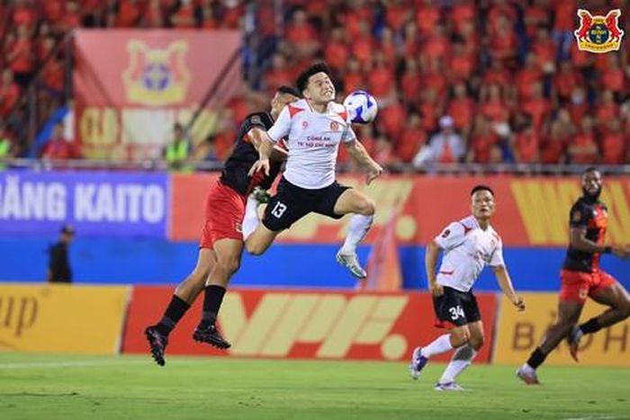 Cổ động viên cổ vũ nhiệt tình cho đội Công an TPHCM trên khán đài sân Ninh Bình Arena