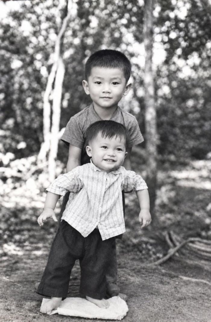 Hai đứa bé cùng được sinh ra dưới cánh rừng miền Đông. Bé Lê Xuân Thế - con nữ Liệt sĩ Lê Thị Quyên sinh năm 1970 (đứng sau) và bé Trúc Giang - con gái bà Nguyễn Thị Đấu sinh năm 1972