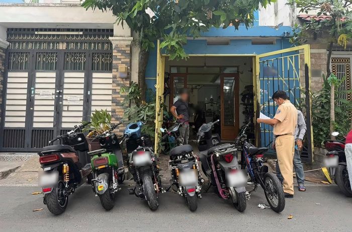 CSGT Công an TPHCM kiểm tra một cơ sở sửa chữa xe điện
