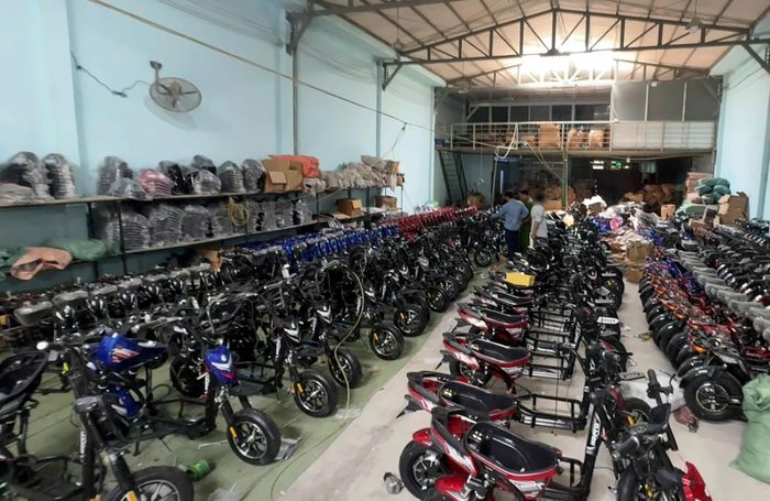 Xe điện lắp ráp chưa qua kiểm định, không có giấy tờ tại một cơ sở bị Công an TPHCM kiểm tra