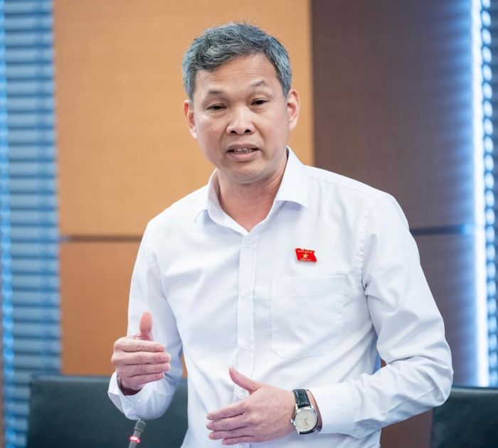 Thiếu tướng Tạ Văn Đẹp, Phó Giám đốc Công an TP Hồ Chí Minh phát biểu tại thảo luận Tổ 2 vào chiều 26/10