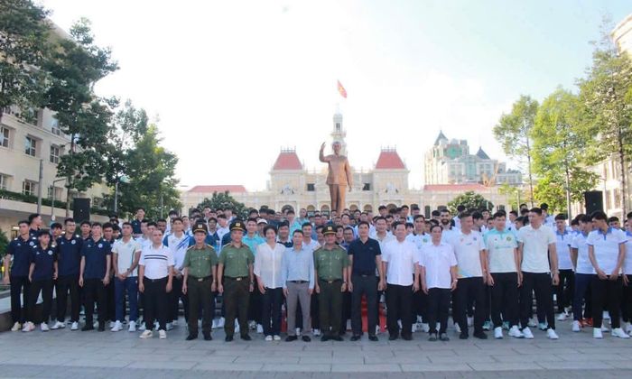 Đại điện Ban tổ chức, lãnh đạo các đơn vị cùng các Đội tham gia Giải Bóng chuyền vô địch Quốc gia năm 2026 (giai đoạn 2) trên địa bàn TPHCM dâng hoa tại Tượng đài Chủ tịch Hồ Chí Minh (Phố đi bộ Nguyễn Huệ)