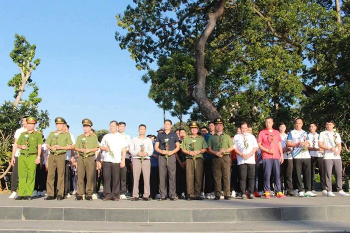 Đại điện Ban tổ chức, lãnh đạo các đơn vị cùng các Đội tham gia Giải Bóng chuyền vô địch Quốc gia năm 2026 (giai đoạn 2) trên địa bàn TPHCM dâng hoa tại Công viên số 1 Lý Thái Tổ