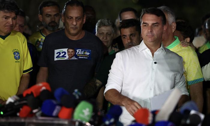Thượng nghị sĩ cánh hữu Flavio Bolsonaro (áo trắng)- Ảnh: Reuters