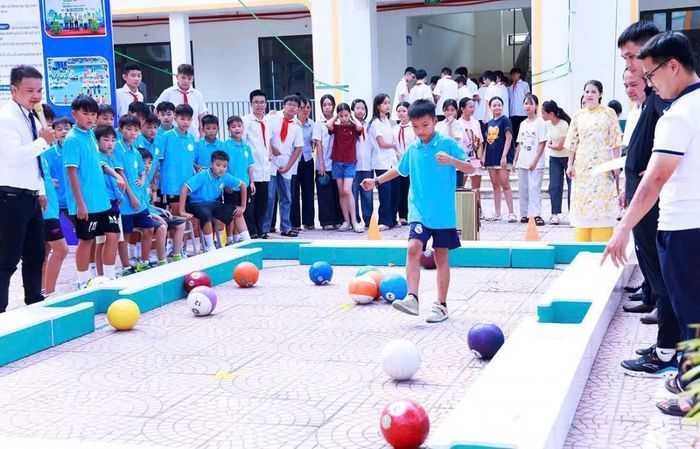  Học sinh tham gia trải nghiệm các trò chơi STEM thể thao. 