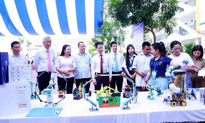  Đại biểu tham quan mô hình giáo dục STEM trưng bày tại Ngày hội. 