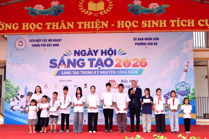 Các đại biểu trao quà cho học sinh có thành tích học tập xuất sắc trên địa bàn phường Vân Hà.