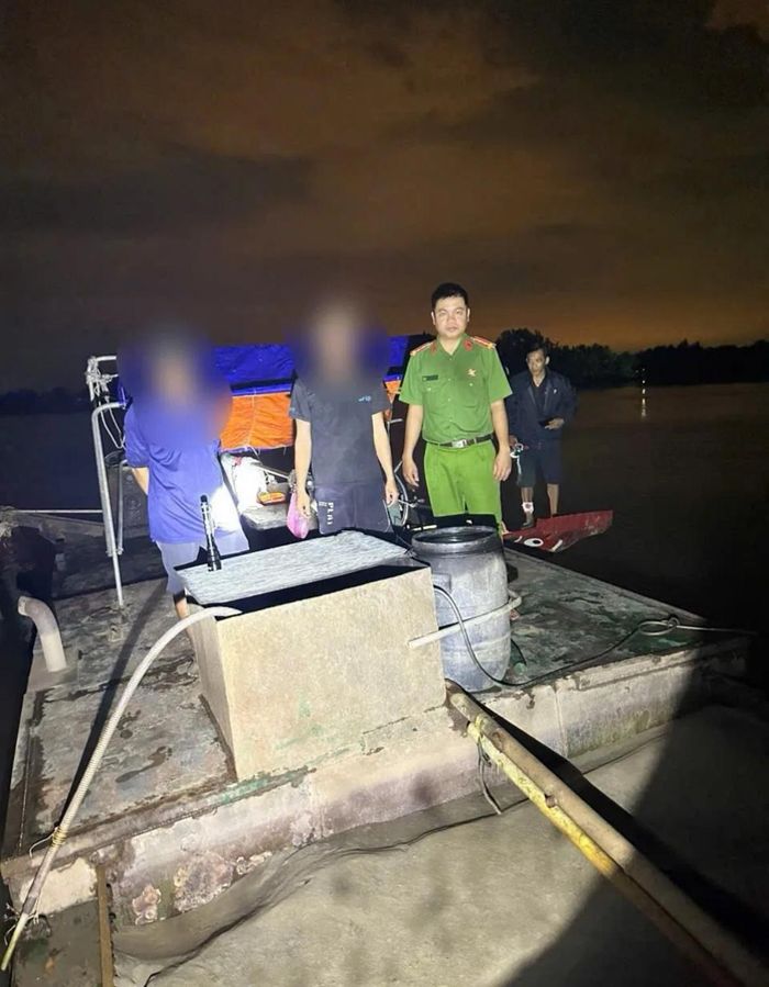Công an xã Tân Thới kiểm tra phương tiện thủy chở cát không rõ nguồn gốc. Ảnh: Công an tỉnh Đồng Tháp.
