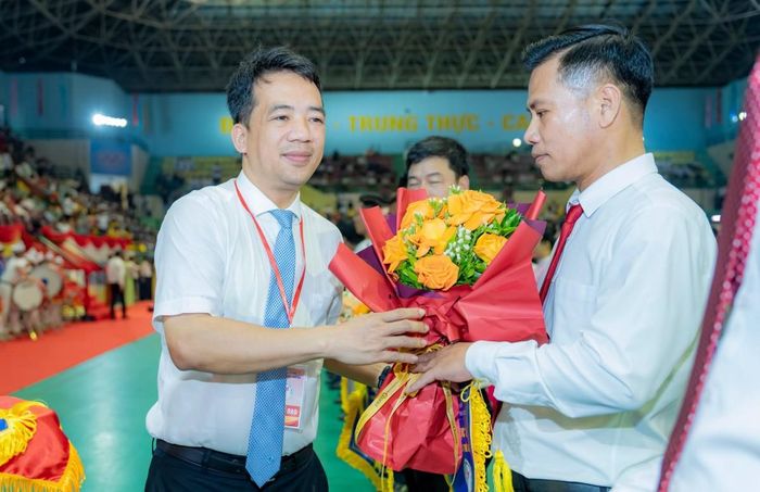 Phó Chủ tịch UBND thành phố Trần Hữu Thuỳ Giang tặng cờ lưu niệm cho các đoàn tham dự
