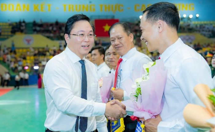 Chủ tịch UBND thành phố Lê Trí Thanh tặng cờ lưu niệm cho các đoàn tham dự
