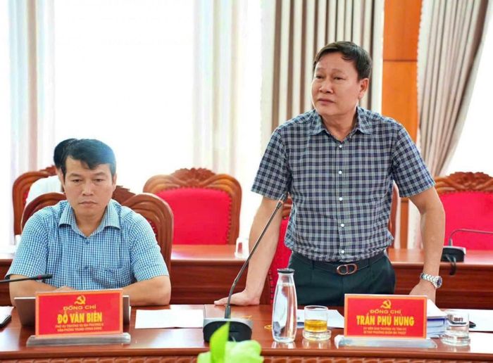  Ông Trần Phú Hùng, Chủ tịch HĐND phường Buôn Ma Thuột phát biểu tại hội nghị. 