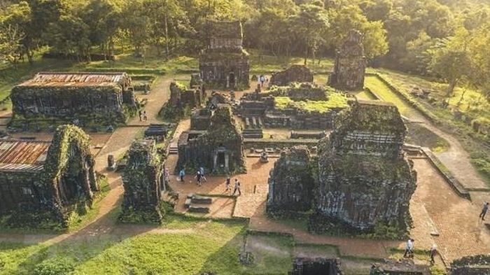Sức sống văn hóa Champa hồi sinh sống động qua nghi thức lễ hội truyền thống dưới chân tháp cổ.