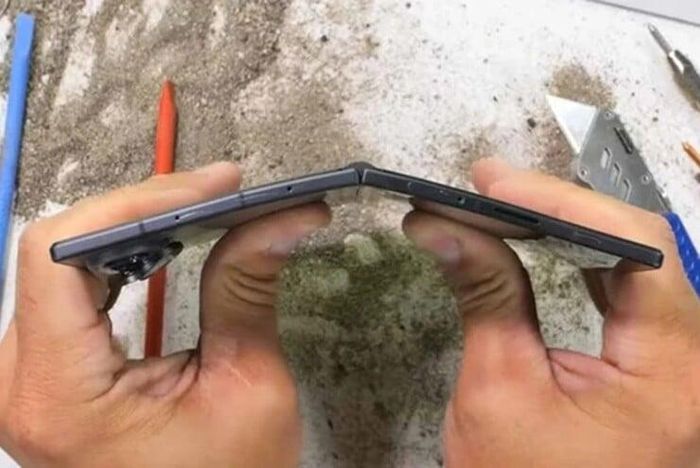 Thử nghiệm độ bền của Galaxy Z Fold8 trong bài kiểm tra tương tự.