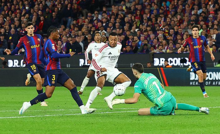 Mbappe ghi 2 bàn giúp Real Madrid thắng Barcelona ngay trên sân khách. (Ảnh: Reuters)