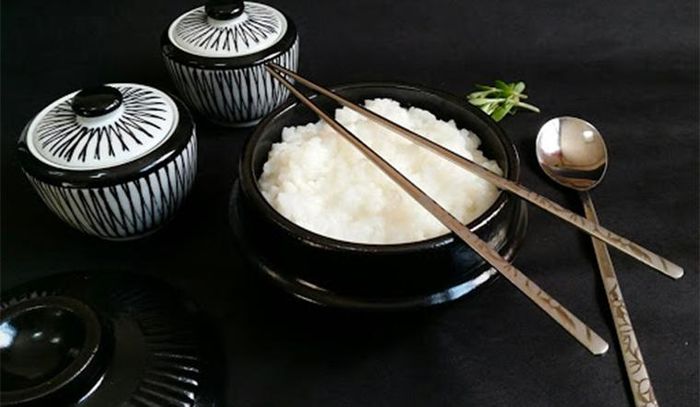Đũa Hàn Quốc được làm bằng kim loại và dẹt.