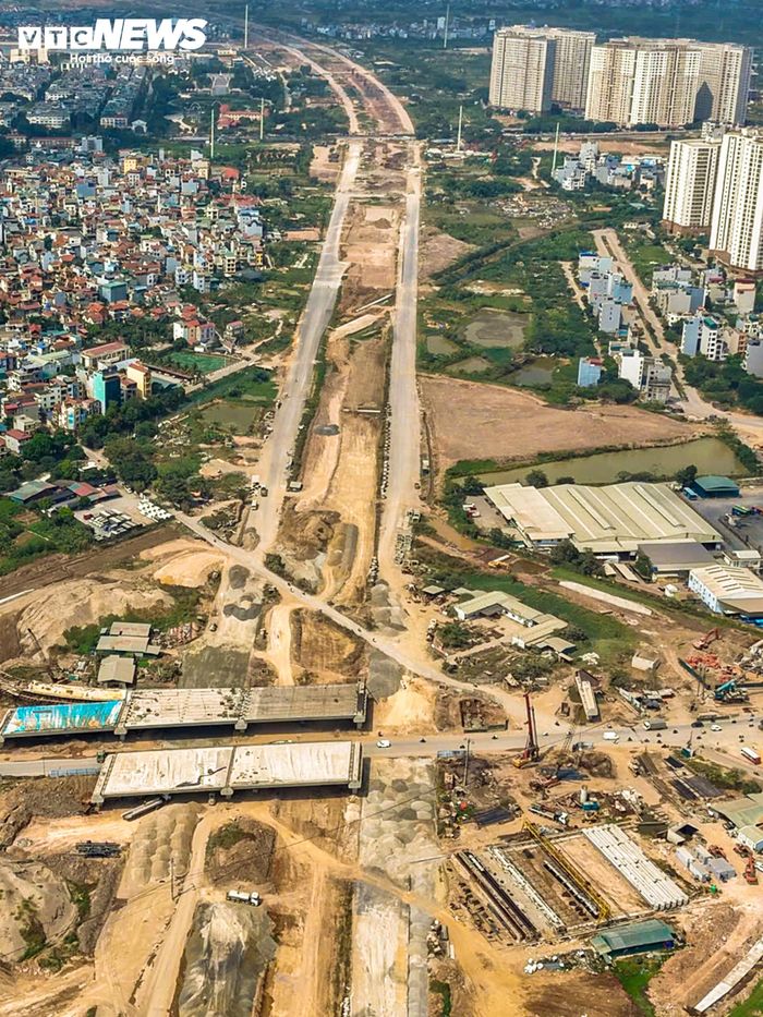 Tại công trường, các nhà thầu bắt đầu lắp đặt hàng loạt phiến dầm lớn. Cùng với việc thi công cầu vượt, các nhánh đường lên xuống cũng đang dần hình thành, từng bước hoàn thiện diện mạo nút giao.