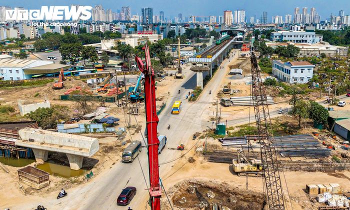 Theo thiết kế, nút giao được xây dựng theo dạng hoa thị với hai tầng đường. Tuyến song hành nằm phía dưới, còn tuyến cao tốc Vành đai 4 đi trên cao, vượt qua Quốc lộ 6. Hệ thống nhánh lên xuống kết nối các hướng lưu thông, giúp phương tiện chuyển tuyến khi công trình được hoàn thành.