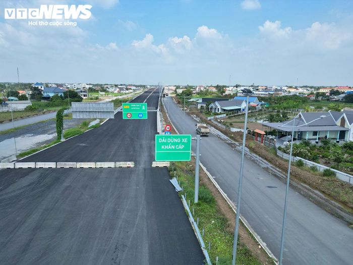 Hệ thống biển báo giao thông đang được lắp đặt tại các đoạn kết nối với cao tốc TP.HCM - Trung Lương và cao tốc Bến Lức - Long Thành, phục vụ việc tổ chức giao thông khi công trình đưa vào khai thác.