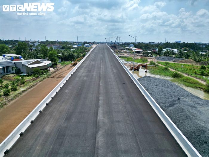 Chính phủ cho biết các địa phương đang tập trung hoàn thành khoảng 68,9km trong tổng số 70,4km tuyến chính cao tốc trong năm 2026. Với tiến độ hiện nay, toàn bộ dự án có nguy cơ không kịp hoàn thành trong năm 2026 theo yêu cầu tại Nghị quyết 57/2022/QH15.