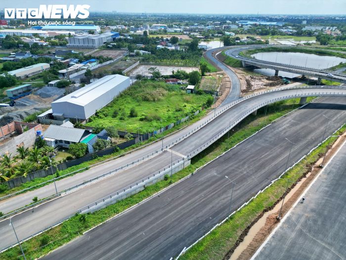 Trong khi đó, cầu vượt quay đầu trên tuyến Vành đai 3 cũng đã hoàn thiện mặt đường, lan can và hệ thống chiếu sáng.