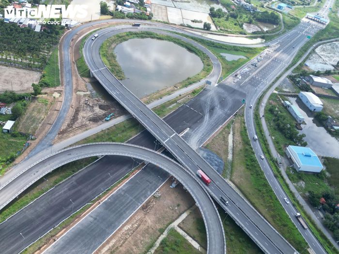 Tại nút giao Mỹ Yên, thuộc địa bàn Long An trước đây, nay là tỉnh Tây Ninh, các nhà thầu đang khẩn trương hoàn thiện những hạng mục cuối cùng. Đây là điểm kết nối ba trục giao thông quan trọng gồm Vành đai 3 TP.HCM, cao tốc TP.HCM - Trung Lương và cao tốc Bến Lức - Long Thành.