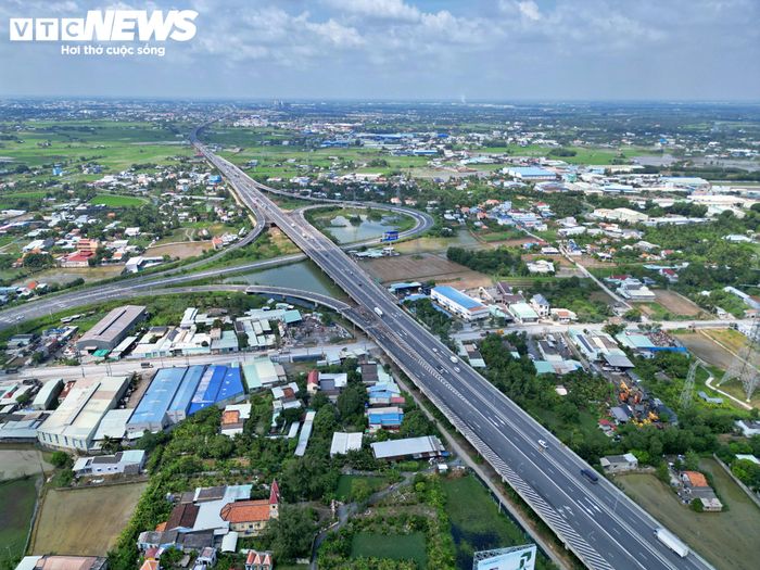 Đoạn tuyến đi qua Tây Ninh dài 6,8km, có tổng vốn đầu tư hơn 4.200 tỷ đồng, giữ vai trò kết nối giao thông giữa miền Tây và Đông Nam Bộ. Trong ảnh là tuyến đường xuyên qua cánh đồng lúa tại xã Lương Hòa, Tây Ninh.