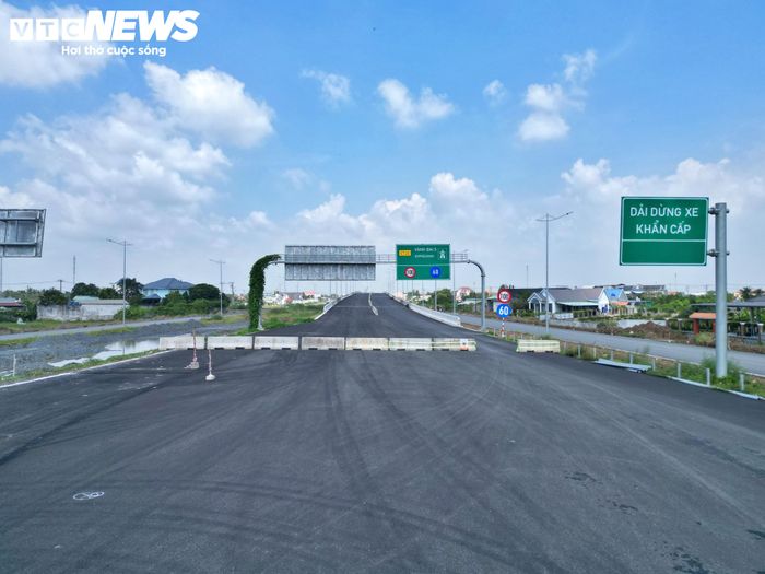 Quan sát tại công trường, hệ thống đèn chiếu sáng, dải phân cách và mặt đường ở nhiều vị trí đã cơ bản hoàn thiện. Tuy nhiên, các lối vào công trình vẫn được rào chắn để ngăn người dân đi vào khu vực đang thi công, bảo đảm an toàn và không ảnh hưởng đến tiến độ dự án.
