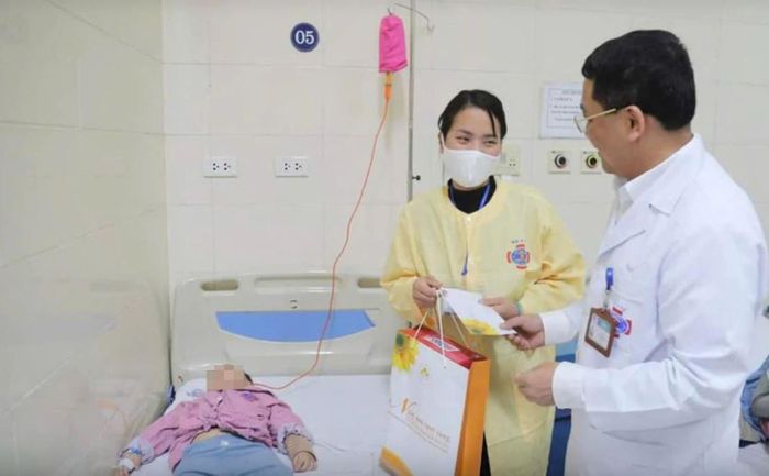 Thăm hỏi, hỗ trợ bệnh nhân có hoàn cảnh gặp khó khăn là một trong những cách để động viên tinh thần bệnh nhân cùng người nhà (Ảnh: PNVN)
