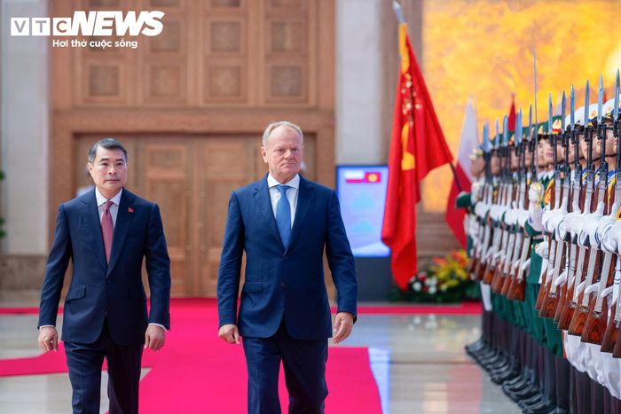 Thủ tướng Lê Minh Hưng và Thủ tướng Ba Lan Donald Tusk duyệt đội danh dự Quân đội Nhân dân Việt Nam tại lễ đón chính thức sáng 26/10.