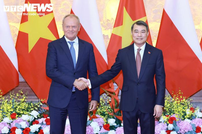 Thủ tướng Lê Minh Hưng và Thủ tướng Ba Lan Donald Tusk chụp ảnh chung.