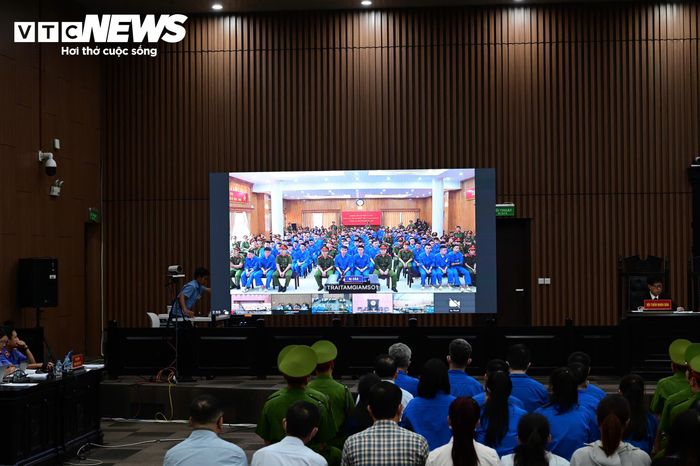 Điểm cầu tại hội trường Trại tạm giam số 1 (Công an TP Hà Nội) gồm phần lớn các bị cáo đang bị tạm giam tại đây.